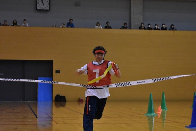 リレーの赤組アンカーがゴールした瞬間