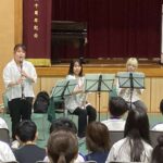 楽器紹介（クラリネット）をする大学生