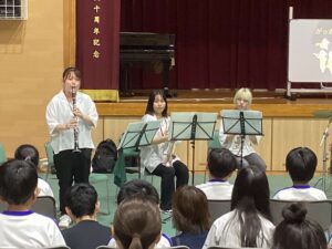 楽器紹介（クラリネット）をする大学生