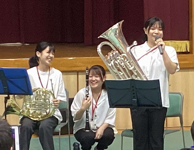 楽器紹介（ユーフォニアム）をする大学生
