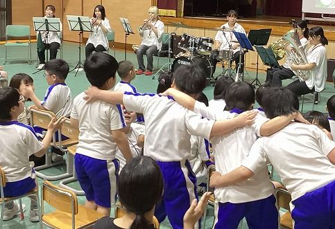 肩を組んで楽しむ児童たち