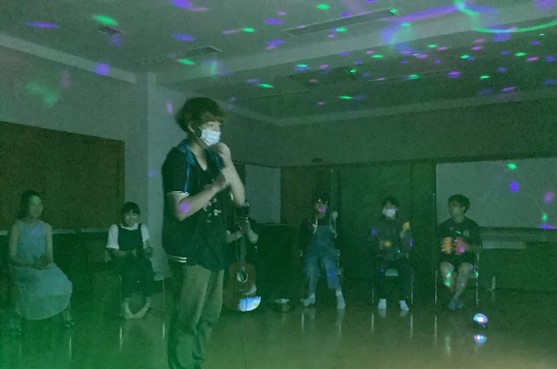 カラオケ大会で熱唱する卒業生
