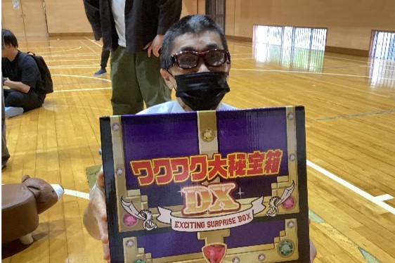 ビンゴの景品と記念写真を撮る卒業生