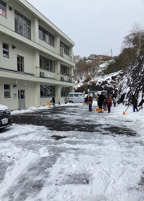 雪かき後の駐車場の様子