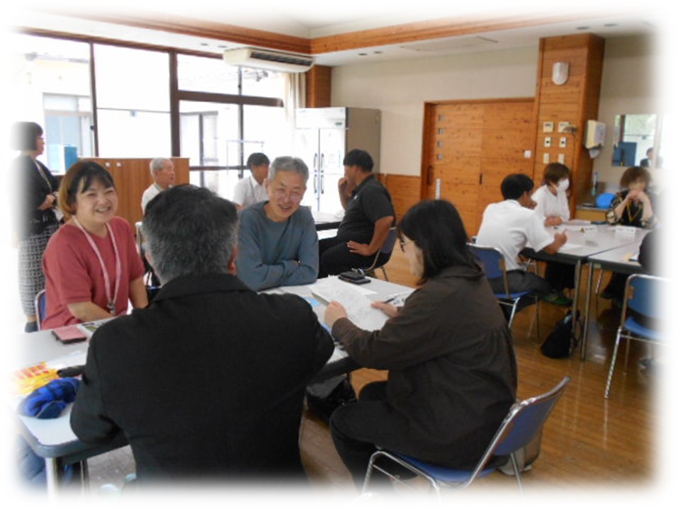 何人かで１グループとなり、グループ協議をしているところ