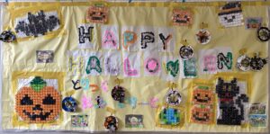 ペットボトルで描かれた蝙蝠、かぼちゃ黒猫に真ん中に、「HAPPY HALLOWEEN」のタイトルが描かれています。